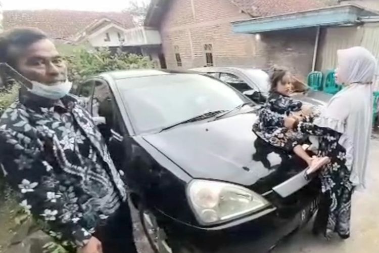 Mobil yamg menjadi permintaan bocah sebelum prosesi pemotongan rambut gimbaal di Desa Pandansari, Kecamatan Ajibarang, Kabupaten Banyumas, Jawa Tengah, Minggu (10/10/2021) sore.