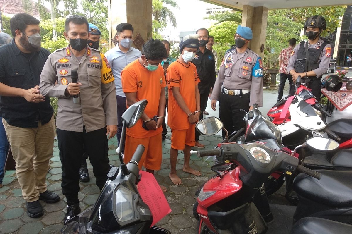 Kapolres Gunungkidul AKBP Edy Bagus Sumanti menunjukkan pelaku pencurian sepeda motor, barang bukti di Mapolres Gunungkidul Jumat (7/10/2022)