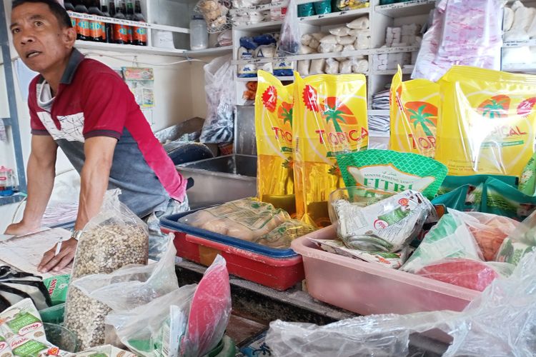 Sejumlah pedagang sembako yang menjual Minyak Goreng di Pasar Soreang Kabupaten Bandung mengaku masih kesulitan mendapatkan stok minyak goreng.