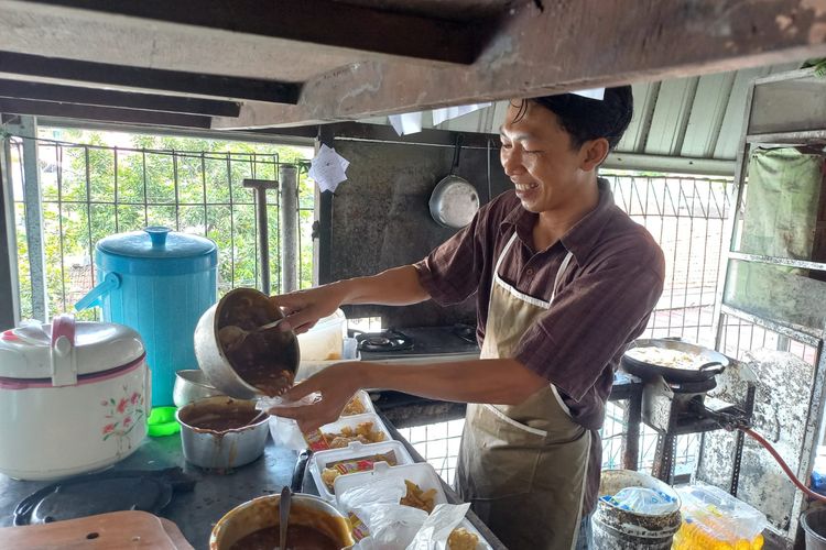 Pemilik Waroenk Steak Vorisincky, Agus Saputro sedang melayani pelanggan, Kamis (6/10/2022).