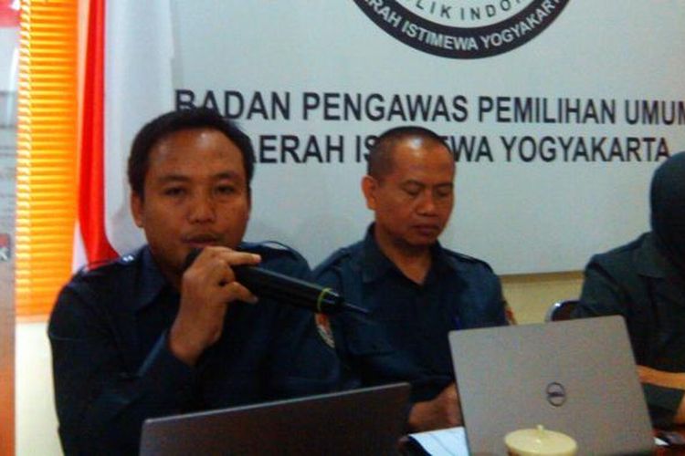 Bagus Sarwono Komisioner Bawaslu DIY saat menjelaskan kronologi pelanggaran di Kabupaten Sleman