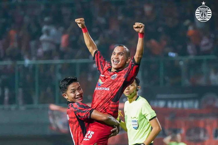 Riko Simanjuntak melakukan selebrasi usai mencetak gol dalam laga uji coba Persija vs Ratchaburi di Stadion Patriot Candrabhaga, Bekasi, Minggu (25/6/2023).