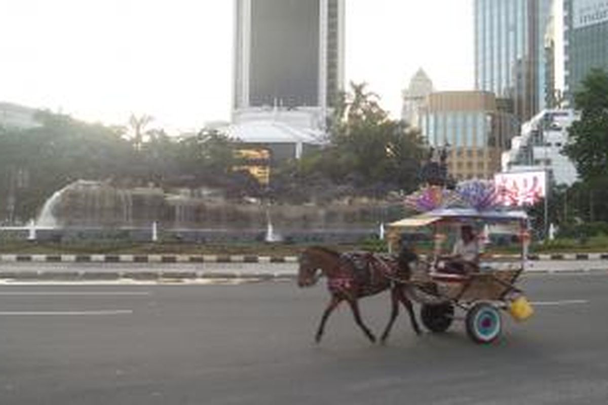 Kondisi terkini Patung Arjuna Wijaya yang terletak di Jalan Medan Merdeka Barat, setelah sebelumnya mengalami renovasi selama hampir tiga bulan, Minggu (11/1/2015). Tampak air mancur di patung tersebut telah kembali memancurkan air.