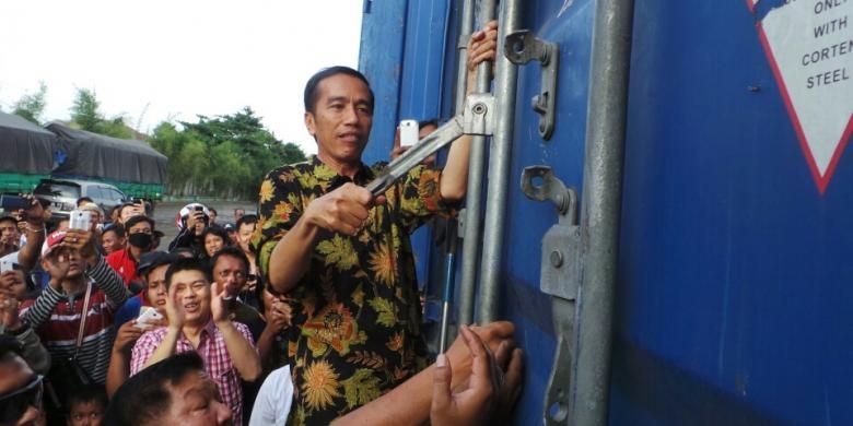 Gubernur Joko Widodo blusukan di Pasar Induk Beras Cipinang, Jakarta, Rabu (28/5/2014).