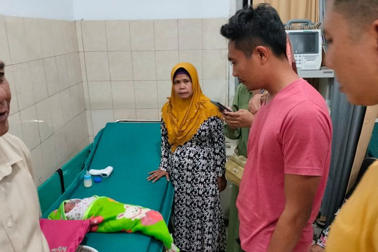Polisi mendatangi bayi yang ditemukan di dalam sebuah kardus di Kecamatan Muncar, Banyuwangi, Minggu (7/1/2024)