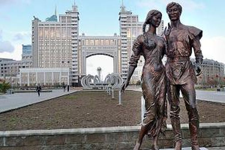 Patung yang menggambarkan pasangan pemuda dan pemudi berdiri di pusat kota Astana, Kazakhstan, beberapa waktu lalu. Pada bagian belakang, ada kantor pusat perusahaan gas nasional Kazakhstan. Di kejauhan, ada pula Bayterek, menara berketinggian sekitar 100 meter untuk melihat pemandangan. 