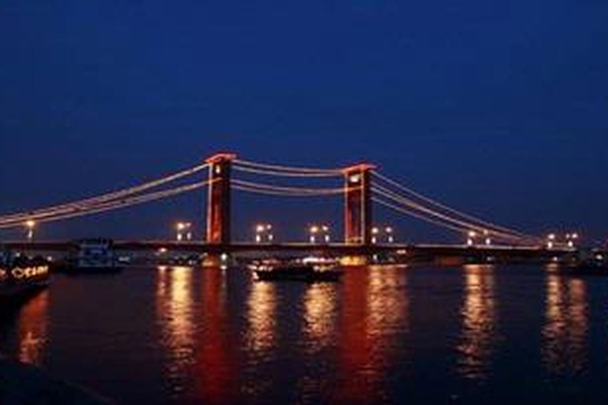 Jembatan Ampera di Sungai Musi, Palembang, Sumatera Selatan. 