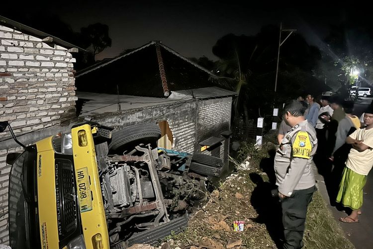 Truk Pasir Timpa Rumah Warga di Bangkalan, Kakak Beradik Meninggal di Kamar