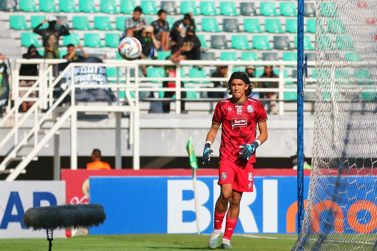 Penjaga gawang asing Arema FC Julian Schwarzer saat Pertandingan pekan ke-13 Liga 1 2023-2024 melawan Persebaya Surabaya yang berakhir dengan skor 3-1 di Stadion Gelora Bung Tomo Surabaya, Sabtu (23/9/2023) sore.