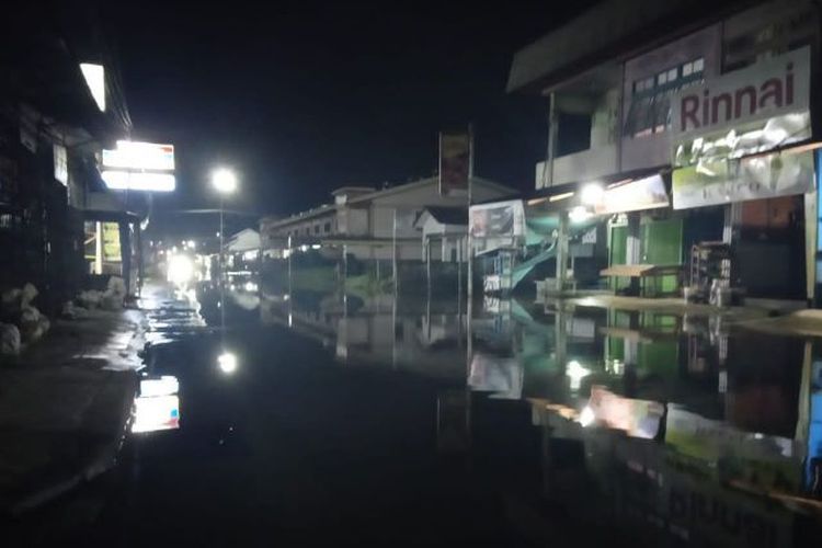 Kondisi banjir yang hingga saat ini merendam wilayah Kabupaten Sanggau Kalimantan Barat, yang terjadi sudah lebih dari tiga pekan terakhir. 
