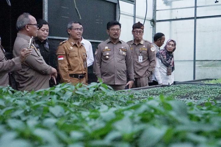 Mentan Syahrul Yasin Limpo meninjau greenhouse di Balai Besar Pelatihan Pertanian (BBPP) Lembang, Bandung Barat, Jawa Barat, Selasa (23/5/2023).