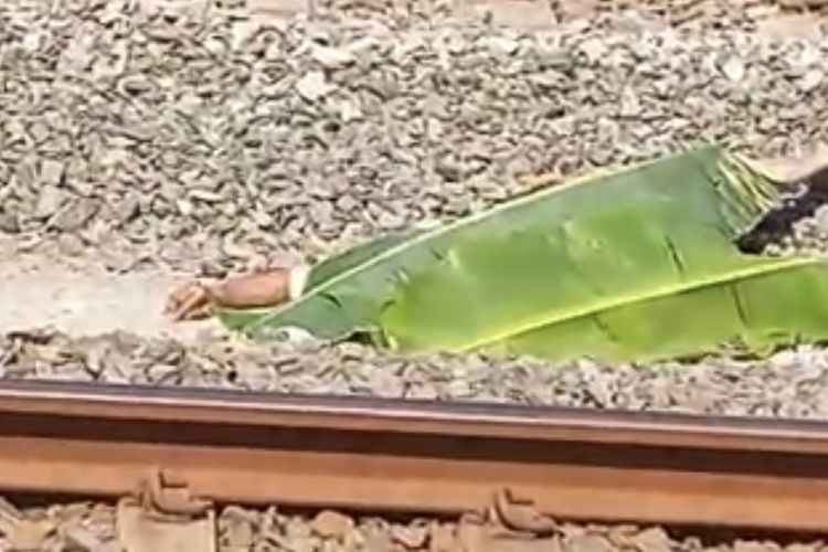 Potongan video menunjukan korban yanh tertutupi selembar daun pisang