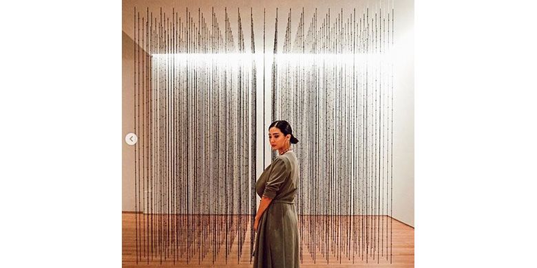 Caption: Karla Jasmina saat berada di National Gallery Singapore dalam rangkaian acara Singapora Art Week 2019. (dok. @karlajasmina)