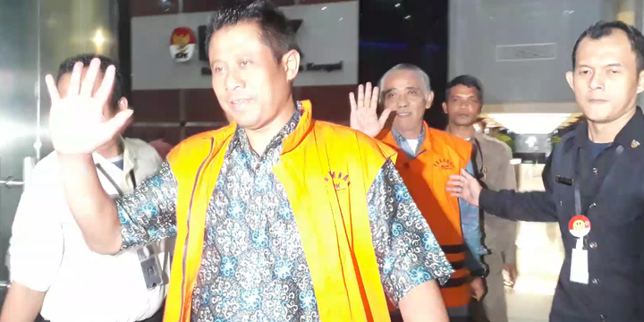 Anggota DPRD Kota Malang Hery Subiantono (kanan foto) ditahan KPK. Tampak di sebelah Hery sesama anggota DPRD Malang, Sukarno yang juga ditahan. Selasa (27/3/2018).