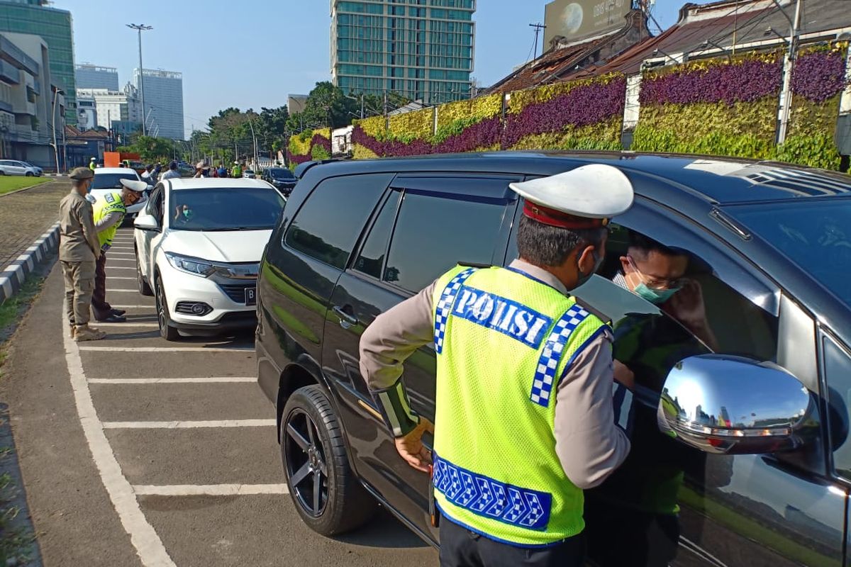 Pemeriksaan kendaraan di Check point Tugu Tani, Jakarta Pusat, Selasa (12/5/2020)