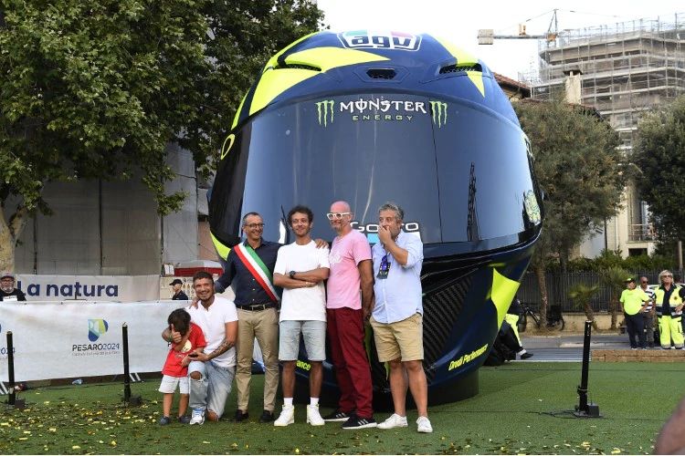 Monumen helm raksasa untuk Valentino Rossi