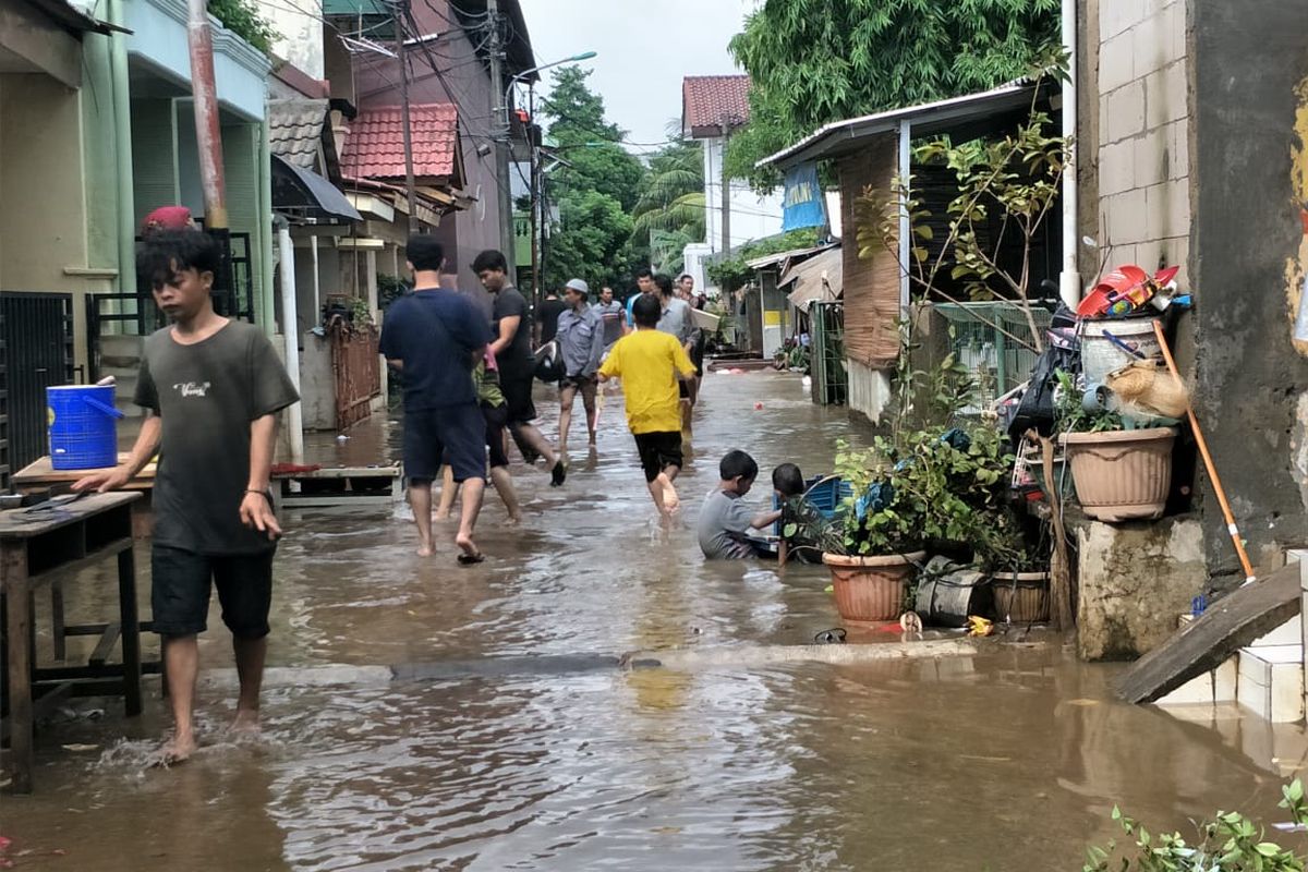 Banjir yang menggenangi daerah Cipinang Melayu, Makassar, Jakarta Timur mulai surut pada Kamis (2/1/2019) pagi. 