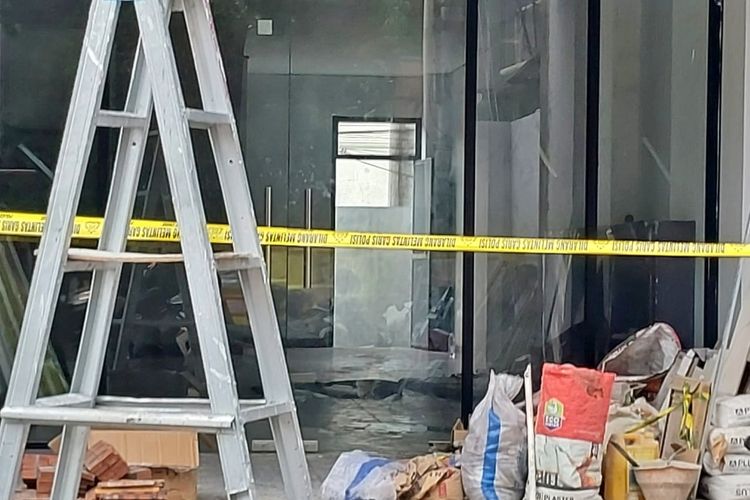 CEK TKP: Garis polisi terpasang di depan salah satu ruko Jalan Colombo, Samirono, Kalurahan Caturtunggal, Kapanewon Depok, Kabupaten Sleman pada Senin (2/12/202). Di lantai dua ruko tersebut ditemukan mayat pria tergeletak beralaskan plastik.