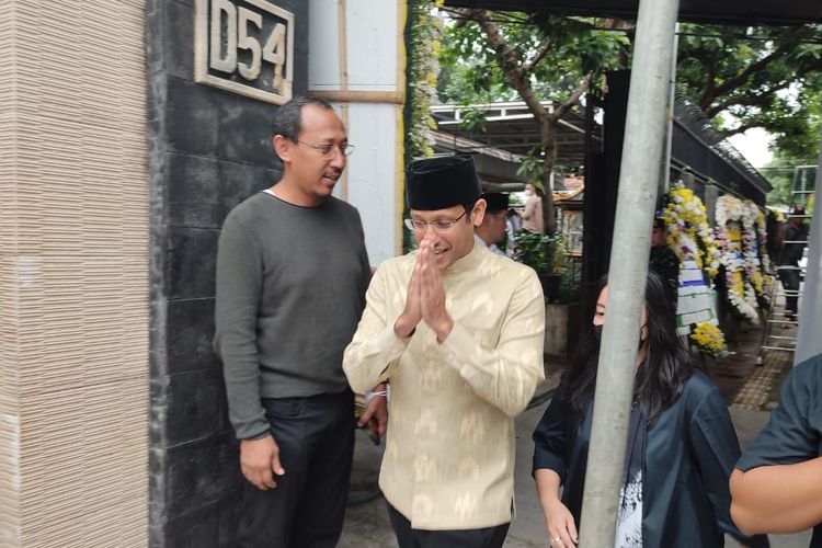 Menteri Pendidikan Nadiem Makarim melayat ke rumah duka untuk melayat istri Moeldoko, Koesni Harningsih, di Jalan Terusan Lembang, Menteng, Jakarta Pusat, Minggu (12/3/2023).