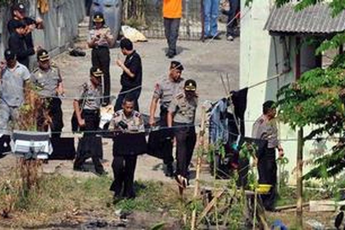 Pejabat kepolisian mengikuti olah TKP lanjutan lokasi ledakan di jalan Nusantara, Beji, Depok, Jawa Barat, Minggu (9/9/2012). Ledakan itu mengakibatkan seorang pria di dalam rumah petak sumber ledakan terluka parah. Pada olah TKP pertama, Sabtu (8/9/2012) Tim Gegana berhasil mengamankan sejumlah barang bukti seperti senjata api, granat, dan bahan peledak di lokasi kejadian.