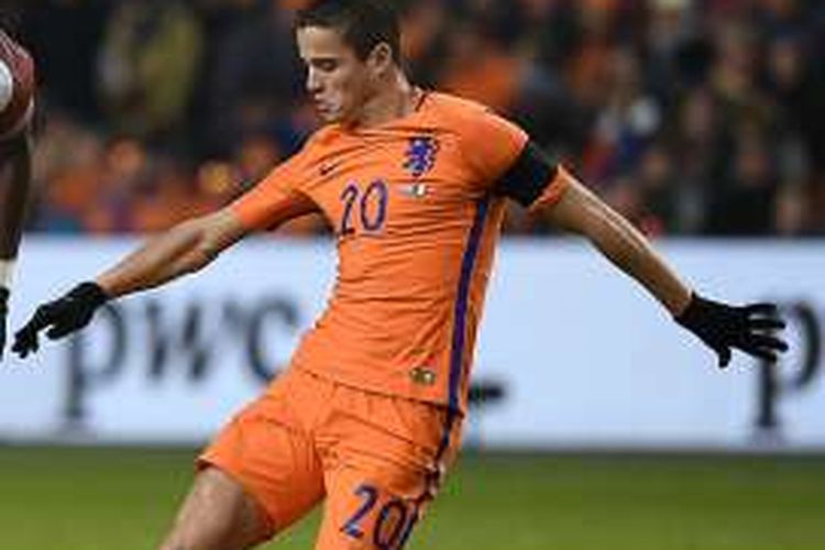 Pemain Belanda, Ibrahim Afellay, saat tampil pada laga persahabatan kontra Perancis di Amsterdam Arena, Jumat (25/3/2016) waktu setempat.