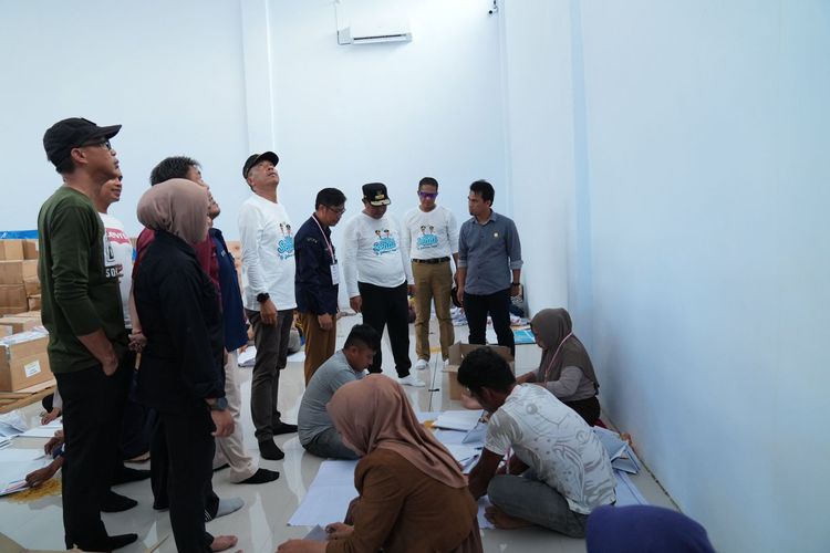 enjabat (Pj) Gubernur Sulawesi Selatan (Sulsel) Bahtiar Baharuddin memastikan surat suara Pemilu 2024 di Komisi Pemilihan Umum (KPU) Kota Parepare sudah lengkap. 
