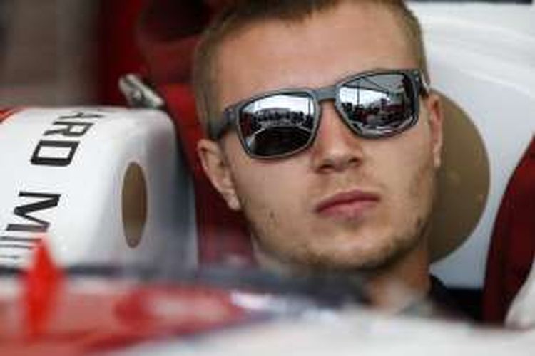 Pebalap ART Grand Prix asal Rusia, Sergery Sirotkin, berada di paddock sebelum menjalani sesi latihan GP2 Austria di Red Bull Ring, Jumat (1/7/2016).