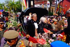Kirab Budaya Batang Suguhkan 18 Gunungan dan Sawur Uang Rp 10 Juta