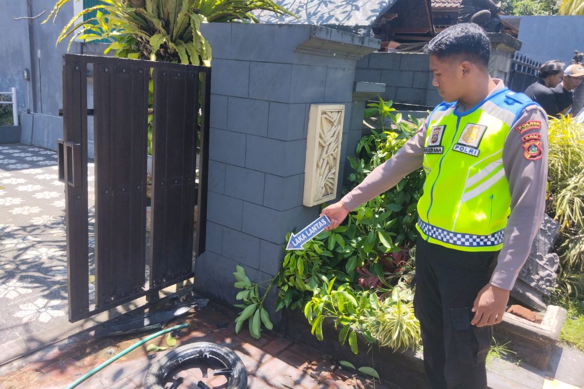 Polisi melakukan olah TKP kecelakaan di jalur Denpasar–Gilimanuk kilometer 99–100 di wilayah Desa Banyubiru, Kecamatan Negara, Kabupaten Jembrana, Bali, Sabtu (14/3/2026).