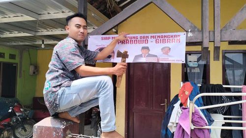 Warga di Kabupaten Bandung Pasang Spanduk Prabowo-Gibran di Depan Rumah
