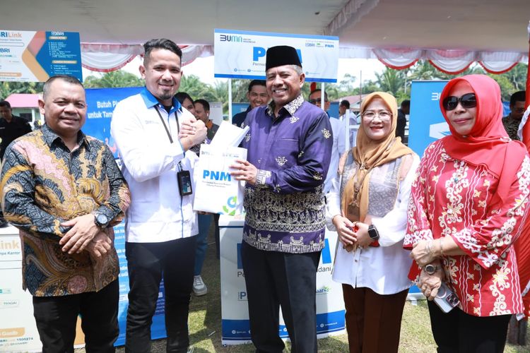 Bupati Siak Alfedri secara resmi membuka program Pengembangan Ekosistem Keuangan Inklusif (EKI) Pasar Keuangan Rakyat (PKR) Kampung Sengkemang, Kecamatan Koto Gasib, Kabupaten Siak, Kamis (22/8/2024).