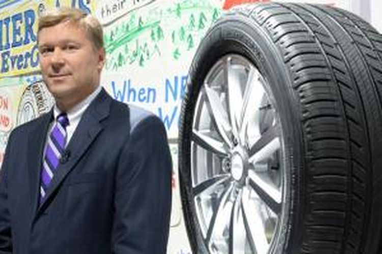  Scott Clark bersama Michelin Premier A/S di Detroit Auto Show 2014.