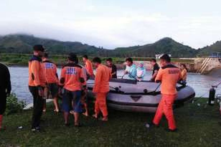 Sejumlah personil BPBD, Basarnas, Damkar dan masyarakat terlibat dalam pencarian korban tenggelam di bendungan Asparaga. Korban Ahmad Palilati terjatuh dan tenggelam saat melakukan swafoto (selfi)