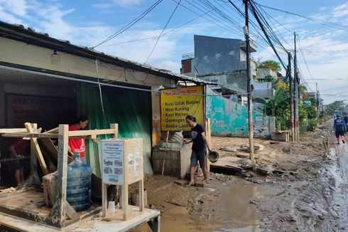 Banjir Surut, Warga PGP Bekasi Mulai Bersihkan Lumpur dan Sampah