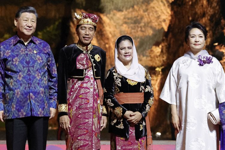 Presiden Indonesia Joko Widodo dan istri Iriana Widodo menyambut Presiden China Xi Jinping dan istri Peng Liyuan pada makan malam G20 Summit di Badung, Bali 15 November 2022. Sebuah studi baru tentang pengaruh global China menempatkan Pakistan di daftar teratas. Sementara Indonesia di urutan ke-16.