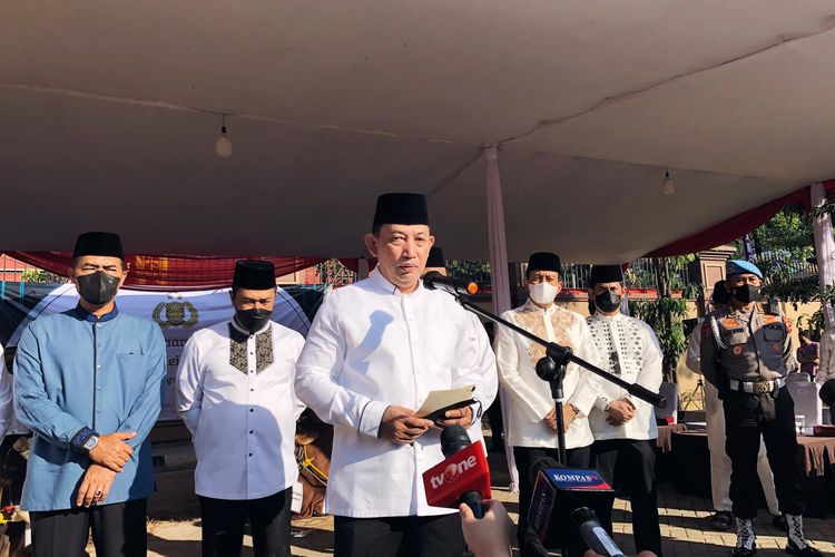 Kapolri Jenderal Listyo Sigit Prabowo ditemui di Lapangan Bhayangkara, Mabes Polri, Minggu (10/7/2022). Listyo menyerahkan 112 hewan qurban dari Mabes Polri untuk disebarkan pada masyarakat. 
