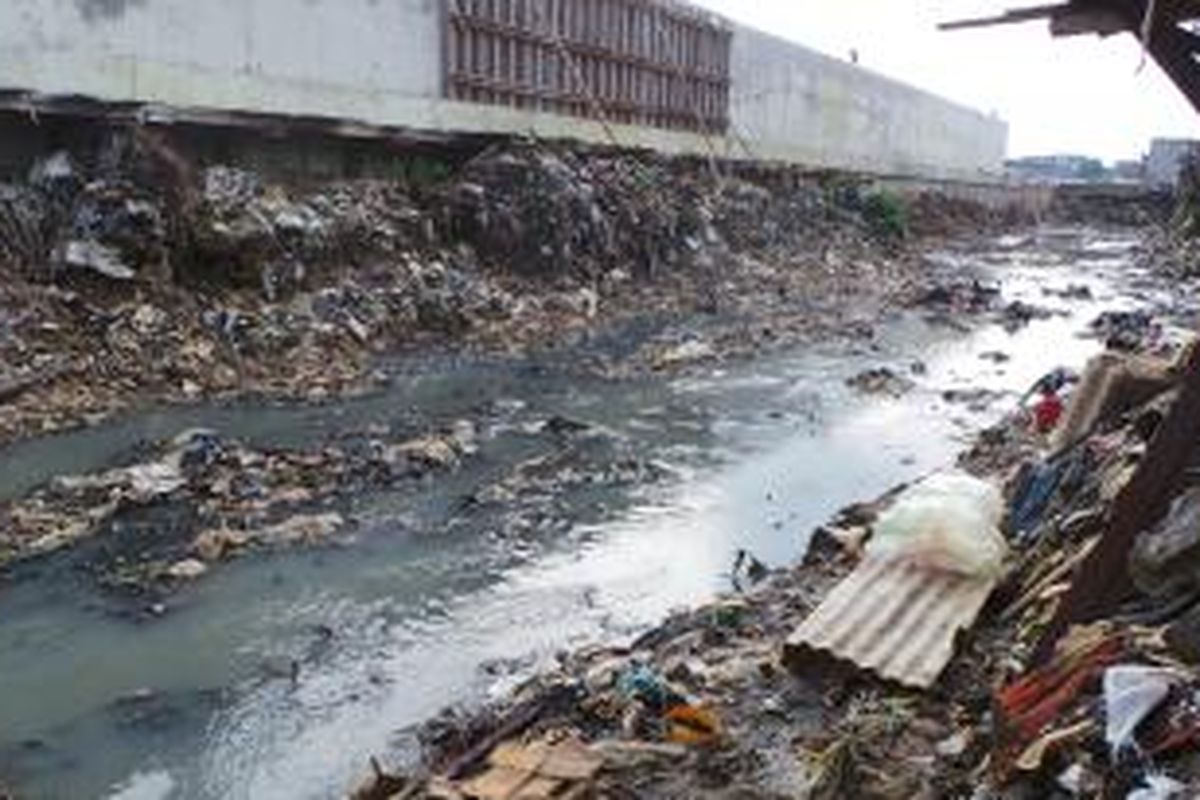 Kondisi permukaan Kali Cipinang, Jatinegara, Jakarta Timur. Sampah sebelumnya menutup permukaan kali itu. Rabu (12/2/2014).