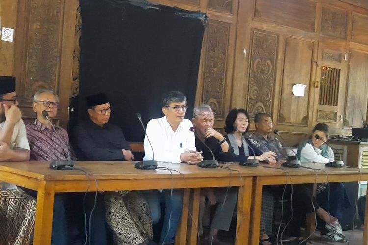 Sejumlah tokoh nasional memberikan keterangan pers usai bertemu dengan KH Ahmad Mustofa Bisri atau Gus Mus di Prau Kuno, Rembang, Jawa Tengah, Minggu (12/11/2023)