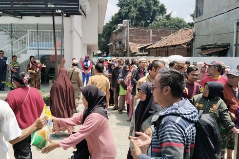 Warga Kota Bandung Rela Antre Berjam-jam demi Beras Murah