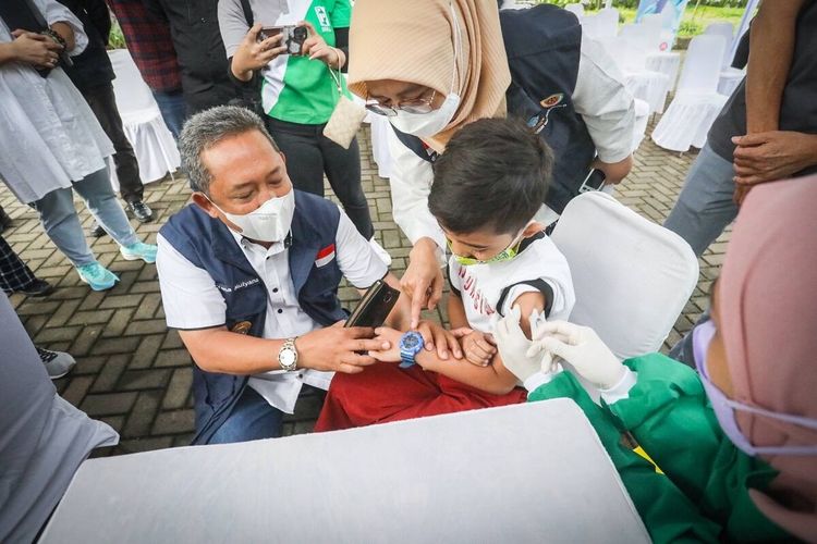 Plt Wali Kota Bandung Yana Mulyana menyaksikan vaksinasi Covid-19 untuk siswa usia 6 sampai 11 tahun di Taman Dewi Sartika, Kota Bandung, Kamis (16/12/2021)