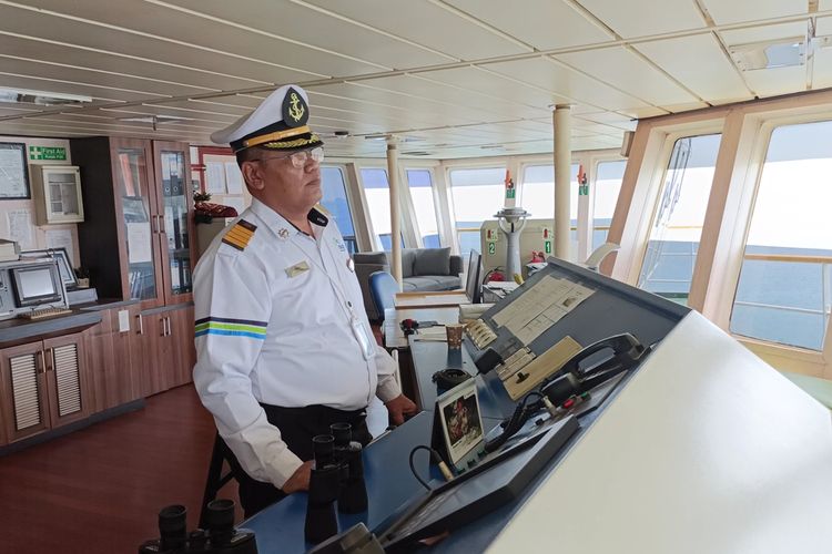 Nahkoda KMP Sebuku Kapten Dwi Irianto saat berlayar dari dermaga 6 Pelabuhan Merak menuju Bakauheni. Senin (15/4/2024). Dwi sudah 24 tahun tak berlebaran bersama keluarga di Semarang.