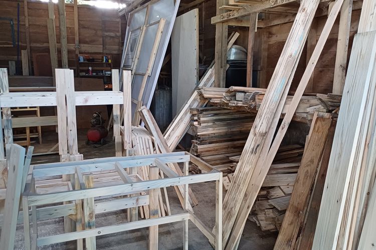 Penampakan limbah palet kayu dari perusahaan tambang emas bernama PT Agincourt Resources yang disulap menjadi furnitur oleh Koperasi Sarop Do Mulana yang terletak di Tapanuli Selatan, Sumatera Utara, Rabu (5/6/2024).