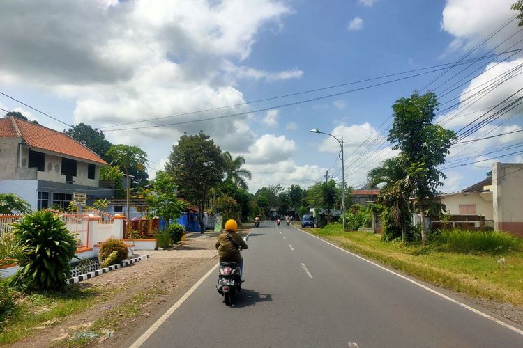 Jalan utama Jember ke Banyuwangi yang cukup sempit.