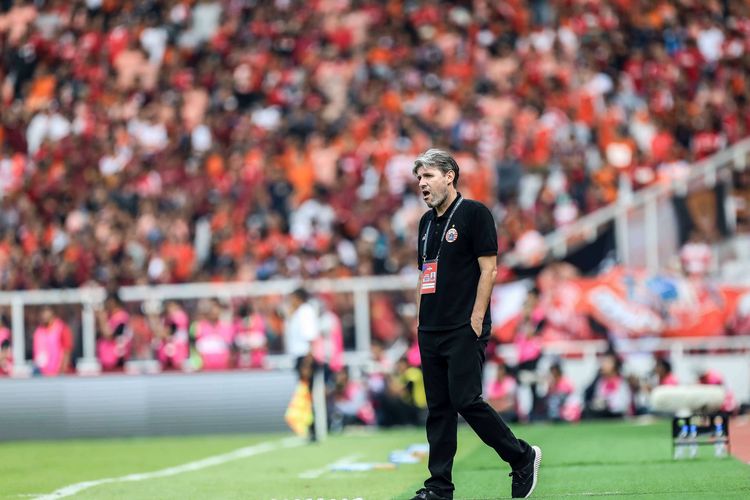 Pelatih Persija Jakarta, Julio Banuelos pada laga pekan kedelapan Liga 1 2019 di Stadion Utama Gelora Bung Karno, Jakarta, Rabu (10/7/2019).  Persija Jakarta bermain imbang dengan skor 1-1 melawan Persib Bandung.