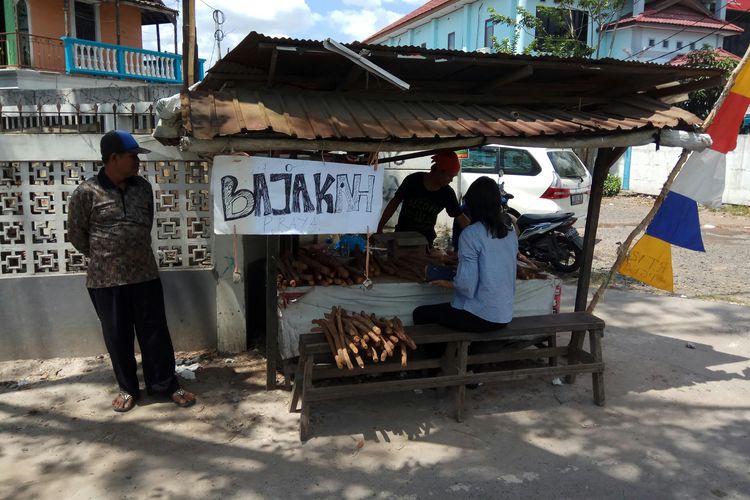 Salah satu penjual kayu Bajakah di jalan Pramuka Banjarmasin, (21/8/2019).