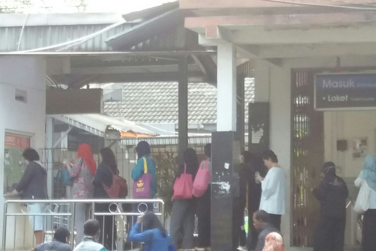 Antrean tiket di Stasiun Cawang berjalan normal, Senin (23/7/2018)