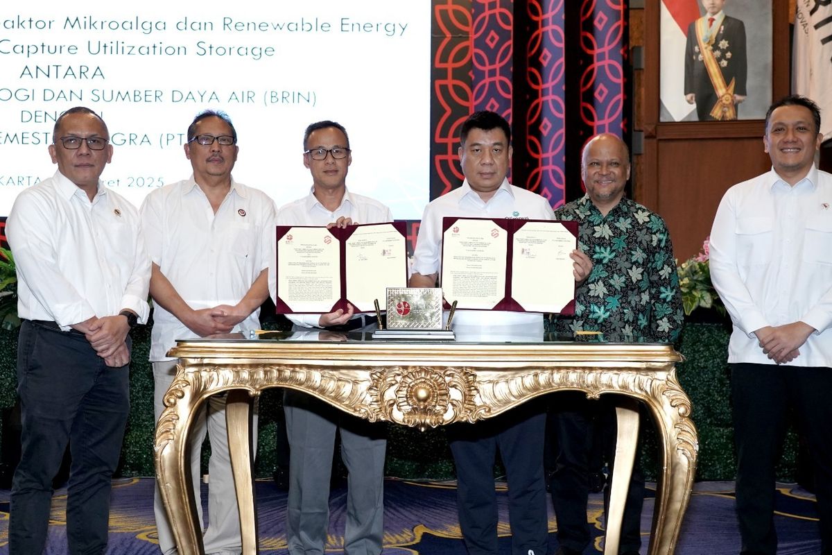 Perwakilan BRIN dan PT Alam Semesta Integra menandatangani kerja sama pengembangan teknologi Fotobioreaktor Mikroalga untuk mendukung penangkapan karbon di Indonesia. Hadir dalam acara ini Kepala BRIN Laksana Tri Handoko, Wakil Menteri Lingkungan Hidup Diaz Hendropriyono, Kepala BRITEK KADIN Ilham Habibie, Direktur PT Alam Semesta Integra Eddy Setiawan, serta Chief Business Officer PT XL Axiata Feby Sallyanto.

