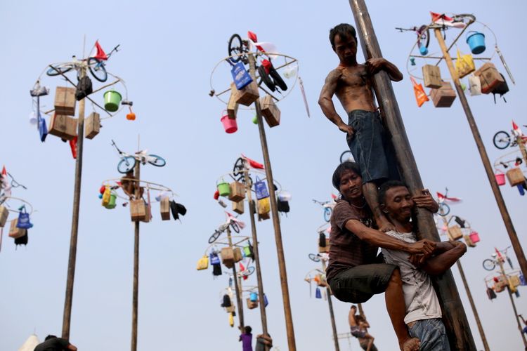 Sejumlah warga mengikuti lomba panjat pinang kolosal di Pantai Carnaval, Taman Impian Jaya Ancol, Jakarta Utara, Kamis (17/8/2017). Dalam perlombaan panjat pinang kolosal itu disiapkan 172 batang pohon pinang dengan aneka macam hadiah sekaligus memeriahkan perayaan HUT ke-72 Kemerdekaan Republik Indonesia.