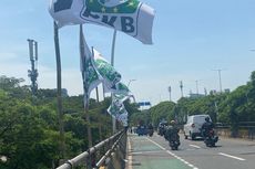 Bendera Parpol di Flyover Celakai Pasutri, Pengendara Wajib Waspada 