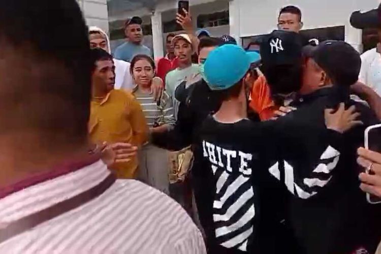 Sejumlah pria menyambut eks Walikota Ambon Richard Louhenapessy dengan pelukan dan tangisan di area parkiran Bandara Pattimura Ambon, Kamis (9/11/2023).